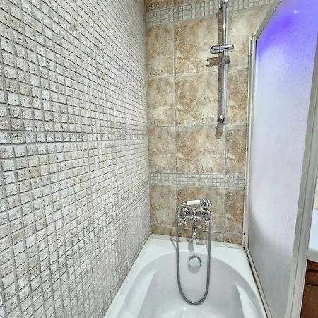 Lejlighed Two Charming In Trinity With Balcony And Free Parking By Flat Mаnager *